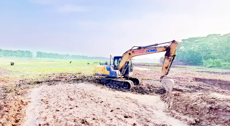 চাঁদপুরে আবাদি জমির মাটি কাটায়  হুমকিতে ফসল উৎপাদন 