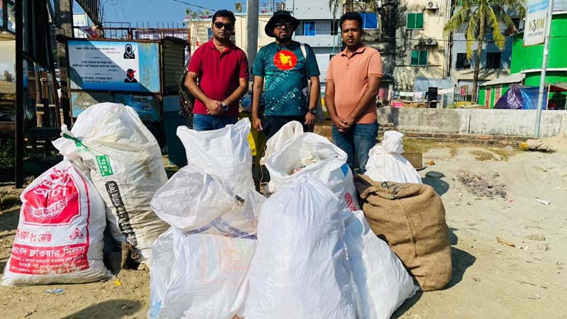 কুয়াকাটা সৈকত থেকে ৩২৩ কেজি প্লাস্টিক বর্জ্য অপসারণ 