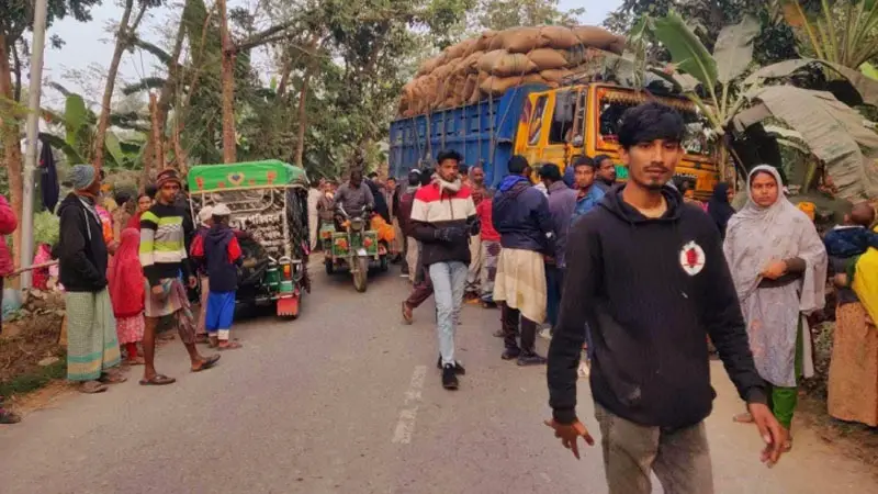 ট্রাক-মোটরসাইকেলে ধাক্কা, নিহত ৩