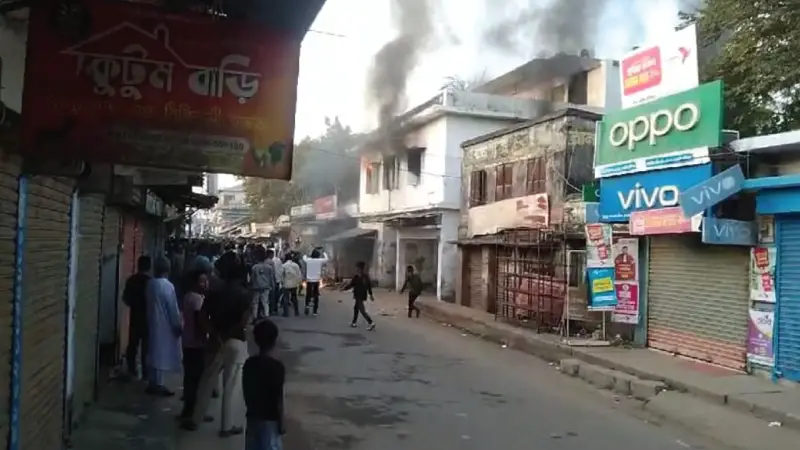 নড়াইলে এমপি কবিরুল হকের বাড়ি ও আওয়ামী লীগ অফিসে হামলা, ভাঙচুর ও অগ্নিসংযোগ