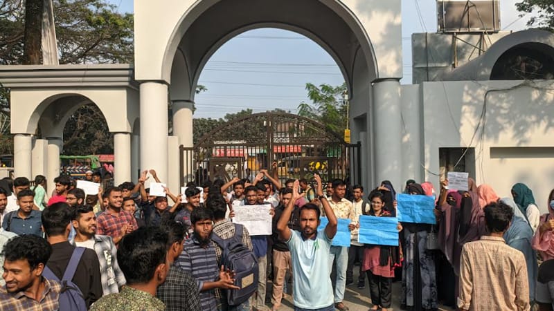 দাবি আদায়ের জন্য ইবির প্রধান ফটক বন্ধে নিষেধাজ্ঞা 