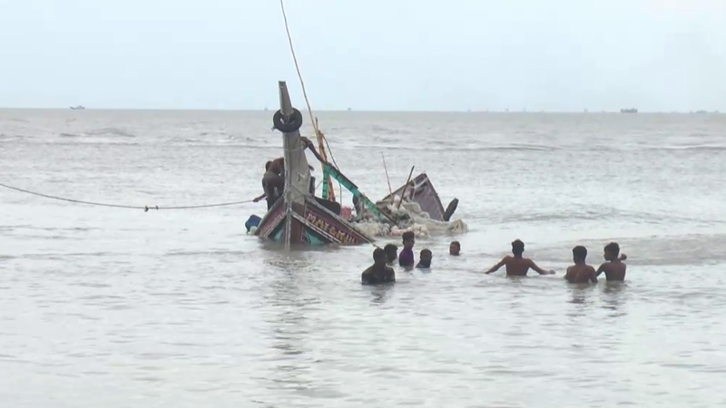 মনপুরায় ঝড়ের কবলে পড়ে ১৫টি মাছধরার ট্রলার ডুবি