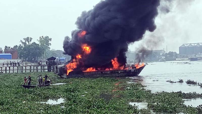 ফতুল্লায় তেলবাহী ট্রলারের আগুন, নিহত ১