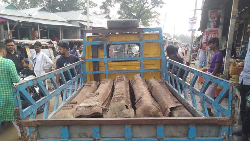 রেলওয়ের স্লিপারসহ ট্রাক আটক করল জনতা, পালিয়ে গেল চোর 