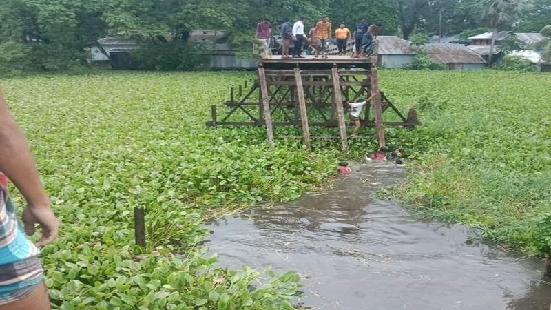 সেতু ভেঙে বরযাত্রীবাহী মাইক্রোবাস খালে, নিহত ৮