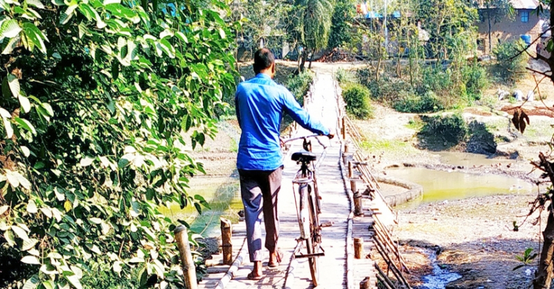 একশ’ মিটার ব্রিজের  অভাবে ঘুরতে হয়  ১৫ কিমি পথ