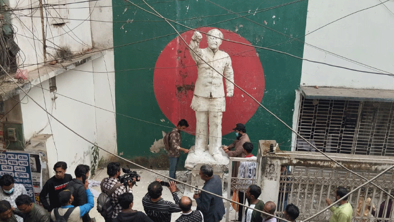 বরিশালে বঙ্গবন্ধুর ভাস্কর্যকে লক্ষ্য করে আক্রমণ