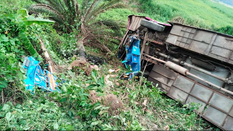 মুকসুদপুরে বাস প্রাইভেটকার ও ইজিবাইকের ত্রিমুখী সংঘর্ষ, নিহত ১