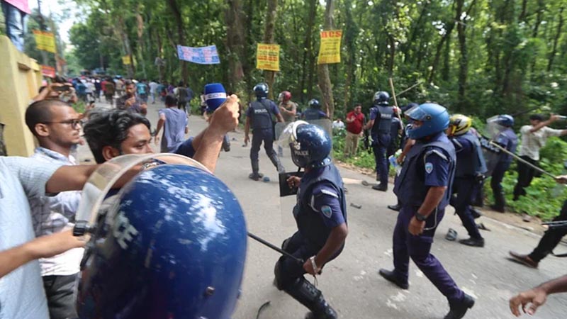 কুমিল্লা বিশ্ববিদ্যালয়ে শিক্ষার্থীদের সঙ্গে পুলিশের সংঘর্ষ