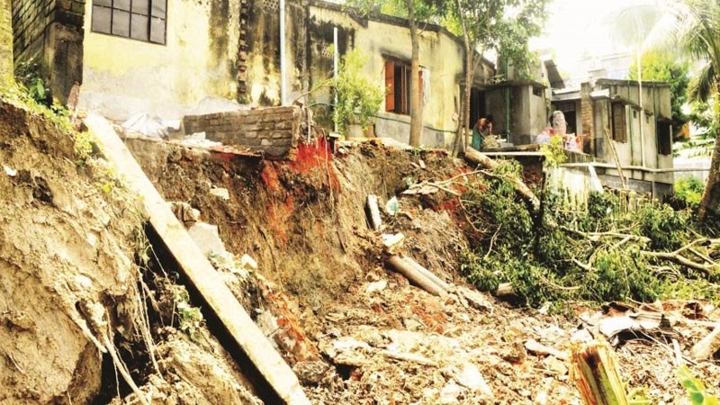 অপরিকল্পিত বালু তোলাই কাল হলো ভৈরবপাড়ের মানুষের