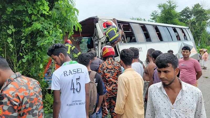 ট্রাকের মাঝে চাপা পড়ে ইজিবাইকের ৪ জনের প্রাণহানি