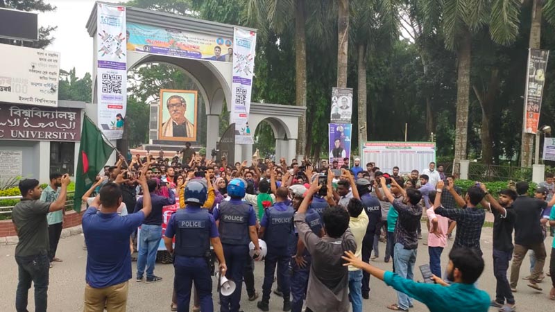 ইবিতে পুলিশের বাঁধা উপেক্ষা করে মহাসড়ক অবরোধ