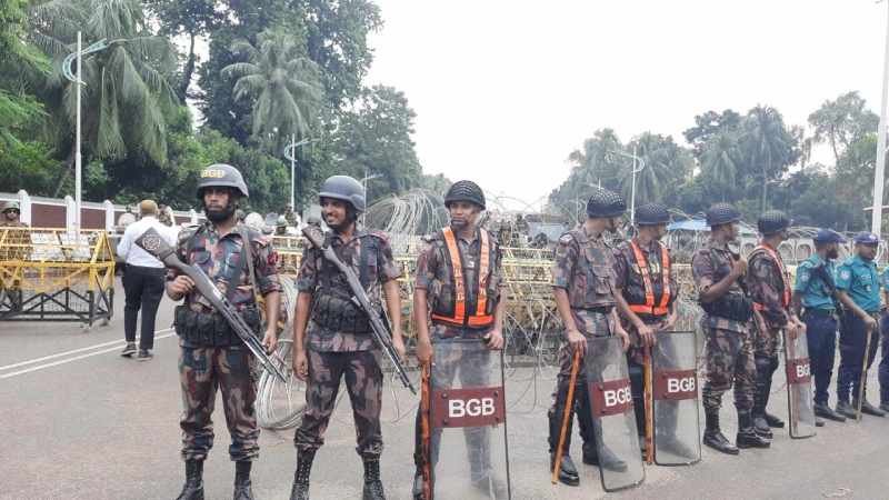 বঙ্গভবনের সামনে কাঁটাতারের বেড়া, নিরাপত্তা আরও জোরদার