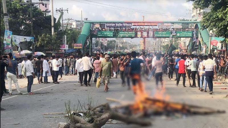 নরসিংদীতে ঢাকা-সিলেট মহাসড়ক অবরোধ, সাংবাদিকসহ আহত ৫