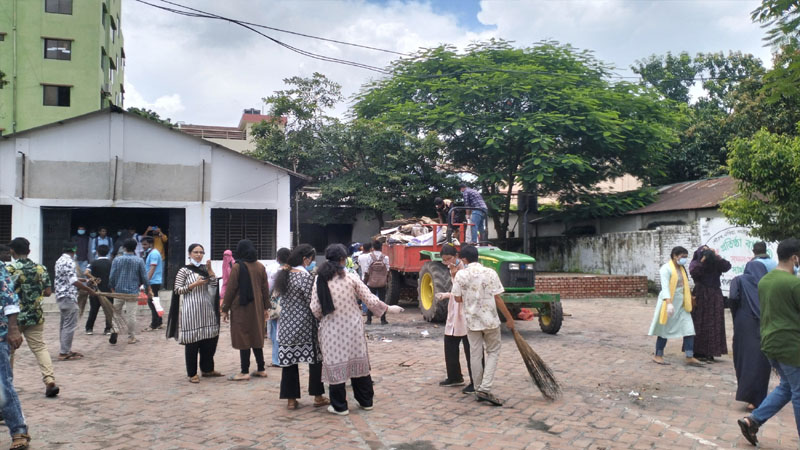 শহর পরিষ্কার, ট্রাফিক নিয়ন্ত্রণে কাজ করছে শিক্ষার্থীরা