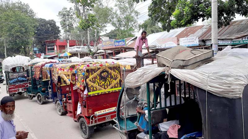 অবৈধ ব্যাটারিচালিত যানবাহনে নাজেহাল কুড়িগ্রামবাসী