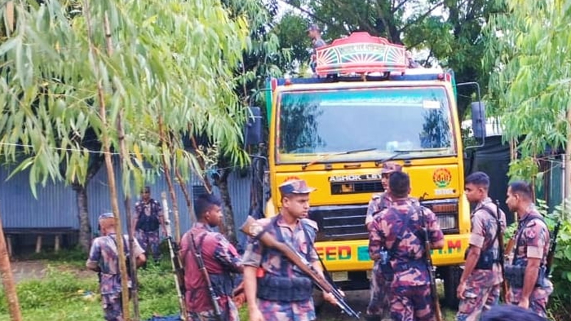 ট্রাকভর্তি ভারতীয় কম্বল ফেলে পালাল চোরাকারবারিরা