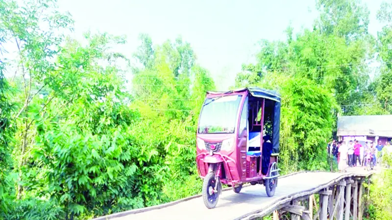 আট গ্রামের মানুষের জন্য নড়বড়ে সেতুই ভরসা