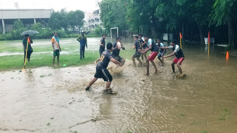 প্রবল বৃষ্টিও রাগবির ফাইনালে বাধা হতে পারেনি!