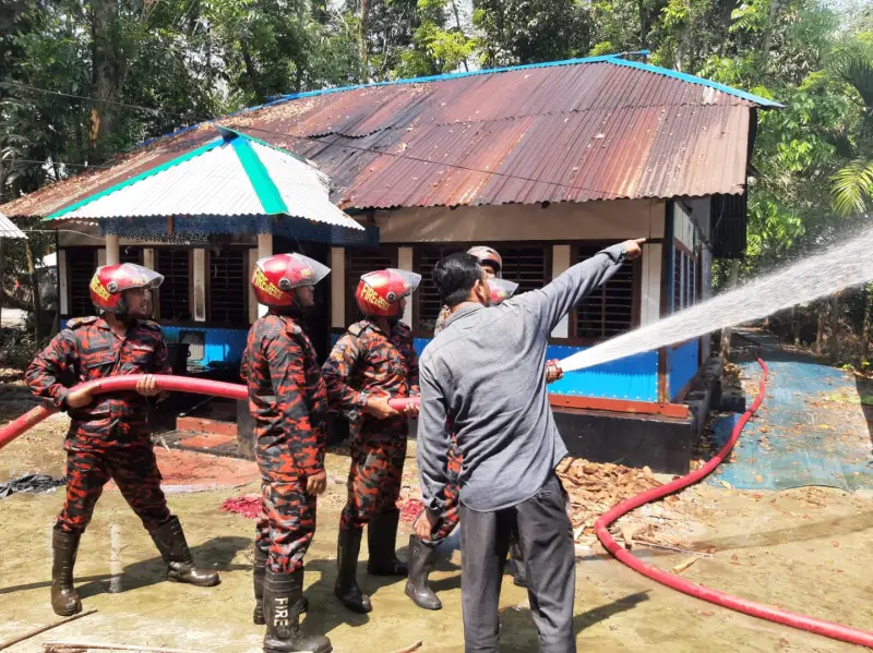 চিতলমারীতে প্রতিপক্ষের হামলায় নিহত ১, বসতবাড়ি ও গুদাম ঘরে আগুন