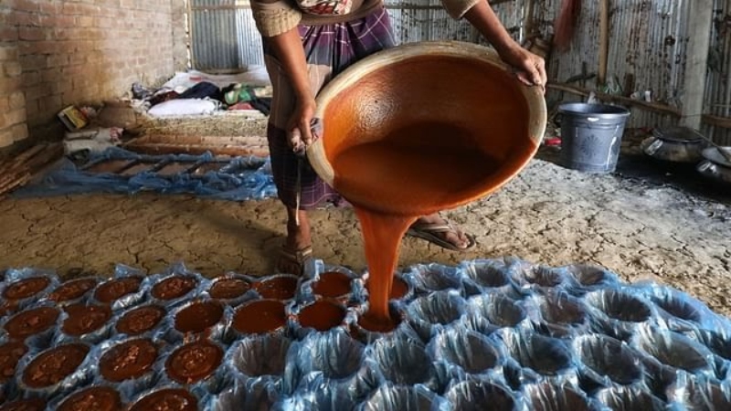 চলছে ভেজাল গুড় তৈরি