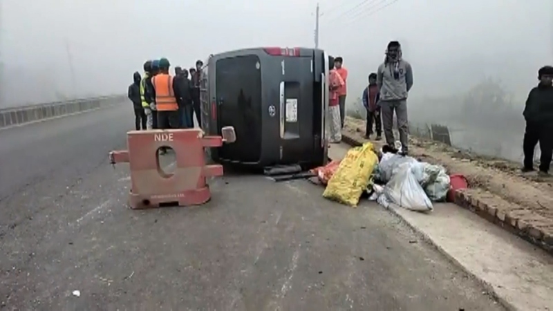 ঘন কুয়াশায় বাস ও প্রাইভেট কারের মুখোমুখি সংঘর্ষে আহত ৩