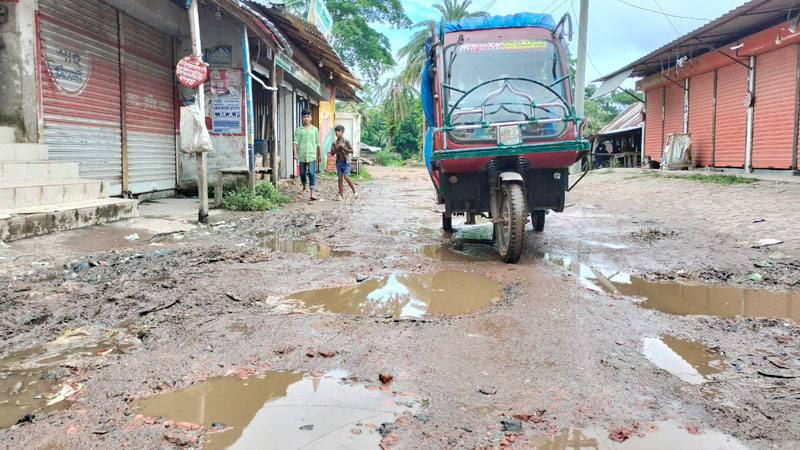 ১০ গ্রামের একমাত্র সড়কে খানাখন্দে ভরা, জনভোগান্তি চরমে