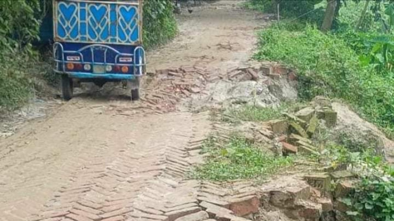 মেঘনায় ইটের সলিং উঠে দেড় কিঃমিঃ সড়কের বেহাল দশা