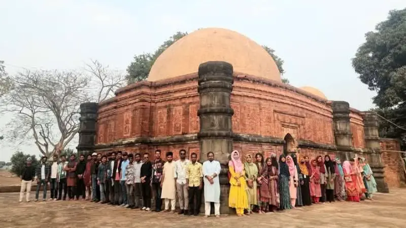 ইতিহাসকে ছুঁয়ে দেখা: সুলতানি- মোঘল মসজিদ দর্শনে শিক্ষার্থীদের একদিন