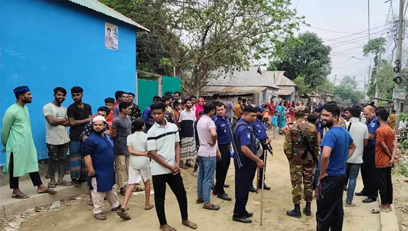 মসজিদের মাইকে ঘোষণা দিয়ে সংঘর্ষ-ভাঙচুর, আহত ১৫