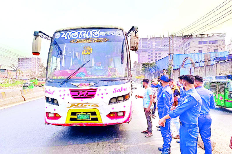 ঢাকা-চট্টগ্রাম মহাসড়কে  পুলিশের তল্লাশি চৌকি  চার বাস আটক