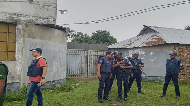 জঙ্গি আস্তানা সন্দেহে নেত্রকোনায় একটি বাড়ি ঘিরে রেখেছে পুলিশ