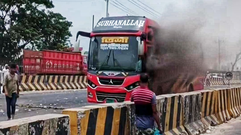 যাত্রীবাহী বাসে আগুন, অল্পের জন্য রক্ষা পেল যাত্রীরা