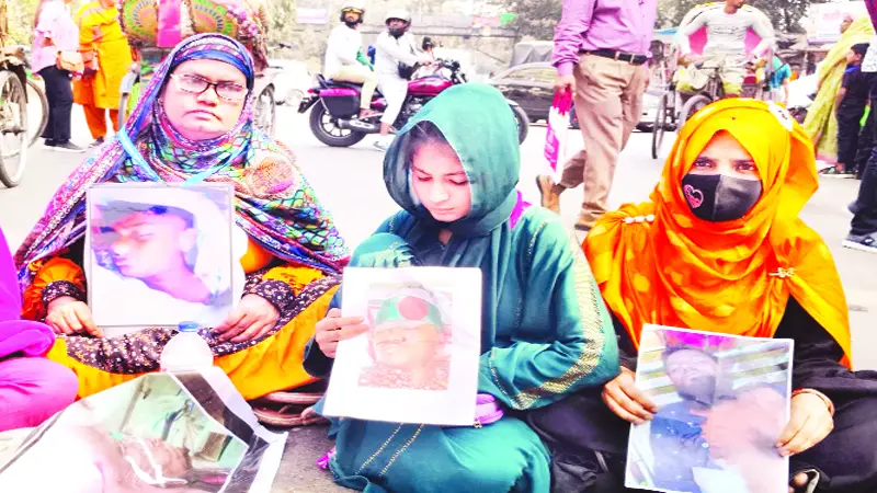 বিচার ও স্বীকৃতি দাবিতে হতাহতদের পরিবারের শাহবাগ অবরোধ