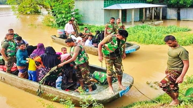 হালুয়াঘাটে বন্যার্তদের পাশে সেনাবাহিনী