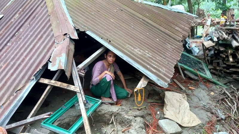 খোলা আকাশের নিচে ক্ষতিগ্রস্ত পরিবারগুলো চরম দুর্ভোগে