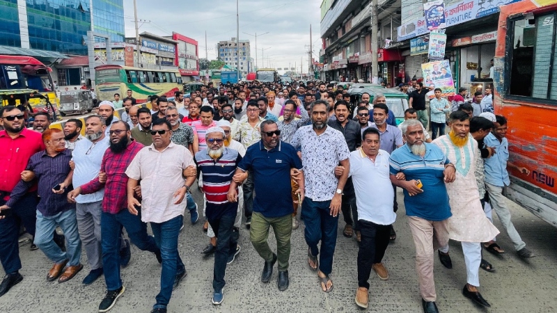 ছাত্রলীগ নিষিদ্ধের খবরে ডেমরায় মিষ্টি বিতরণ ও আনন্দ মিছিল