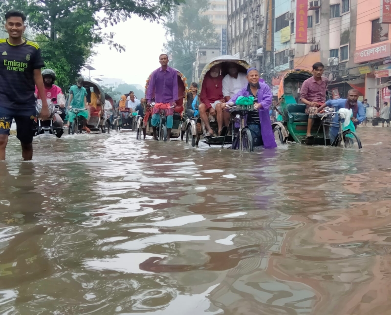 দিনভর বৃষ্টিতে রাজধানীর বিভিন্ন সড়কে সৃষ্টি হয় জলবদ্ধতা