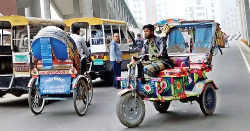 উল্টোপথে অবাধে চলছে ব্যাটারিচালিত রিক্সা ও  থ্রি হুইলার