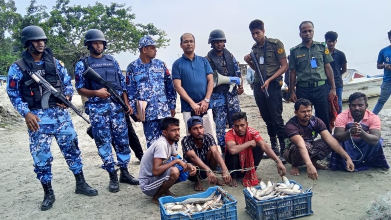 ইলিশ শিকারের দায়ে ১১ জনের বিনাশ্রম কারাদণ্ড