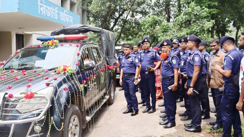 ফুলের সাজানো গাড়িতে করে পুলিশ কনস্টেবলের বিদায়