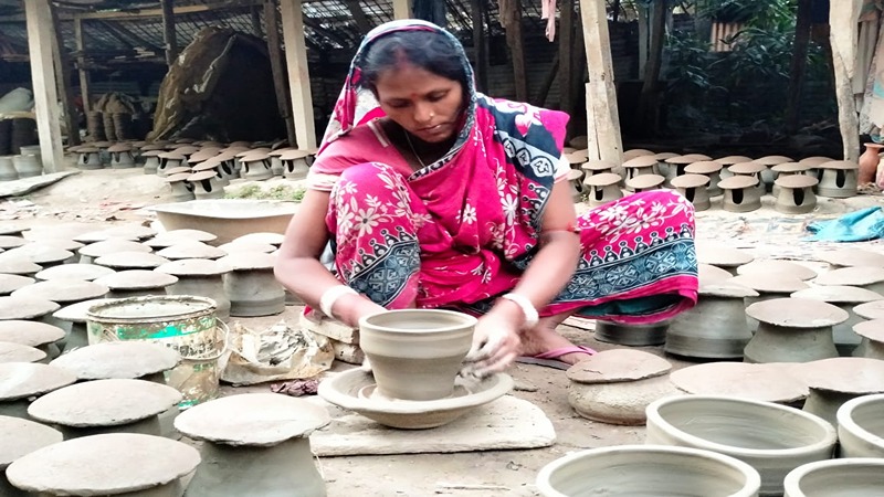 মাটির সামগ্রীতে হাসি-কান্না নানা দৃশ্যপট, হাতের স্পর্শে ফুটিয়ে তুলছেন শিল্পীরা