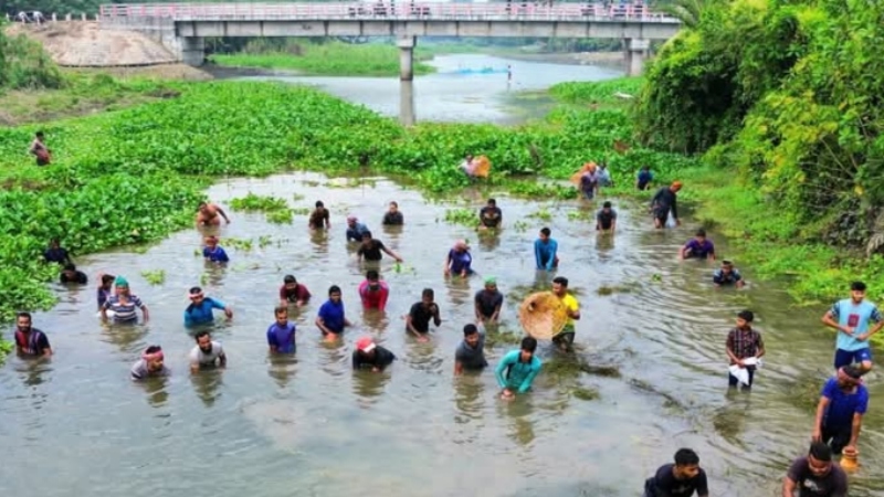 হারিয়ে যাচ্ছে পলো দিয়ে মাছ ধরার উৎসব