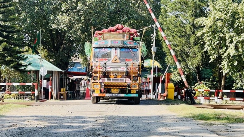 ভারত থেকে এলো চাল-পেঁয়াজ