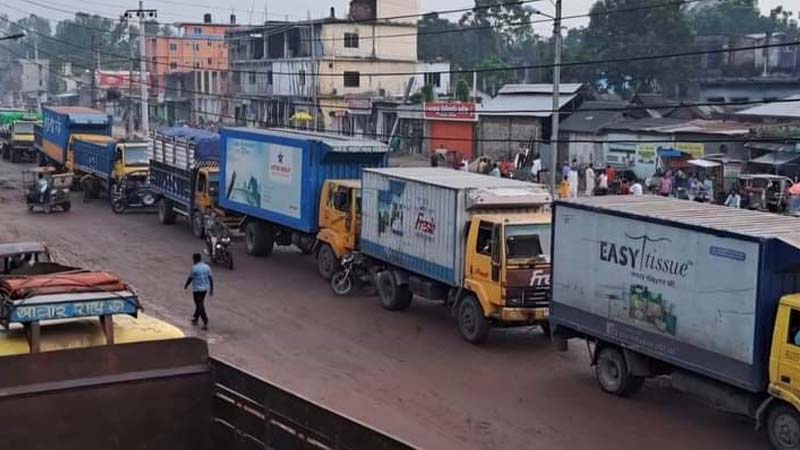 এক কিলোমিটার পেরোতে সময় লাগছে এক ঘণ্টা