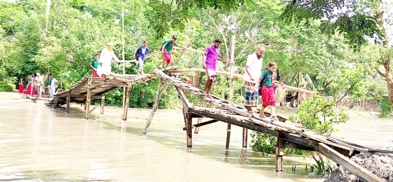 মোরেলগঞ্জে ১০ গ্রামের  মানুষের ভাঙা পুলই  ভরসা 