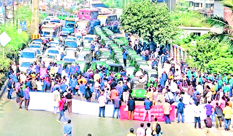 বনানীতে সিএনজি চালকদের সড়ক অবরোধ, ভোগান্তি