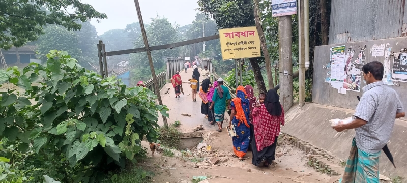 ঝুঁকিপূর্ণ সেতুতে পারাপার, যে কোন মুহুর্তে দূর্ঘটনার শঙ্কা