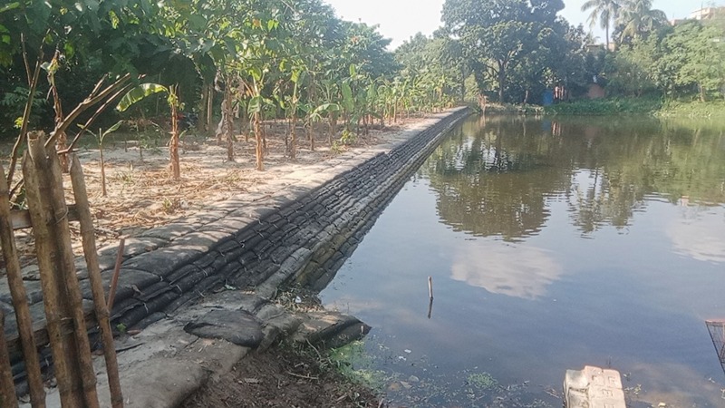 আইন অমান্য করে নাটোর শহরে ঐতিহ্যবাহী ‘চন্দ্র প্রামানিক পুকুর’ দখলের অভিযোগ