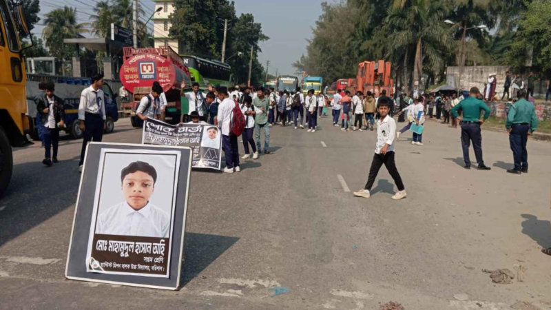 গা‌ড়িচাপায় স্কুল ছাত্র নিহত, মহাসড়ক অবরোধ করে প্রতিবাদ